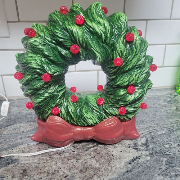 Vtg Ceramic Lighted Christmas Wreath Holly Berry Light Lamp w/ Red Bow base 12" - Picture 3 of 5